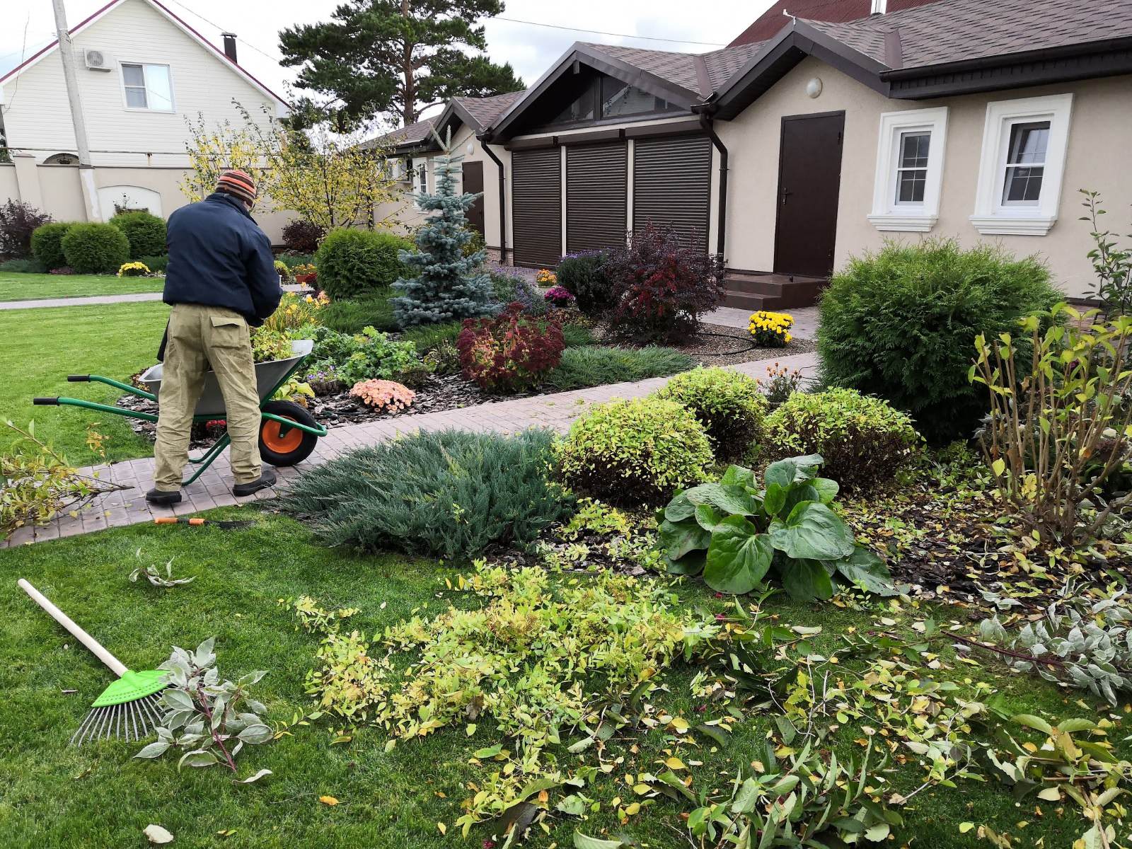 Уходные работы в саду