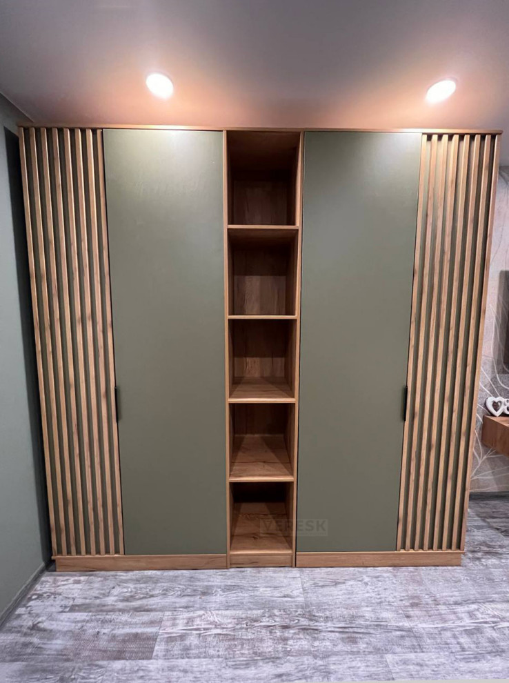 Распашные шкафы