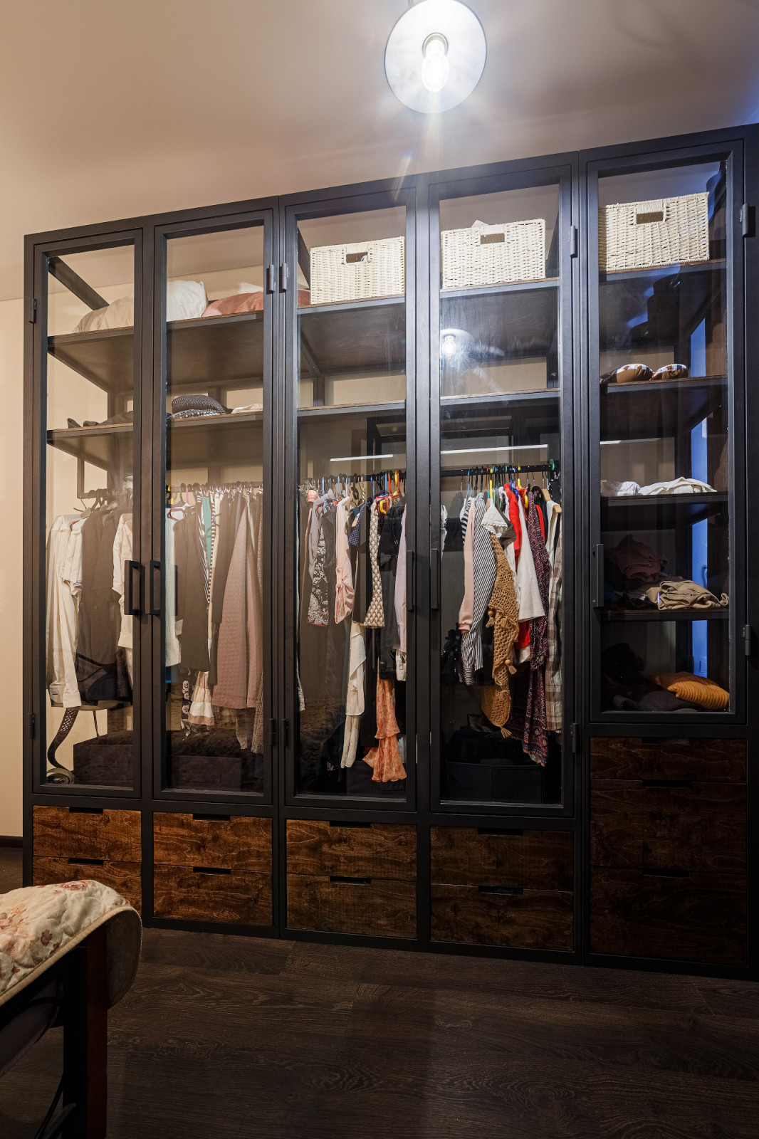 Гардеробная со стеклянными дверцами