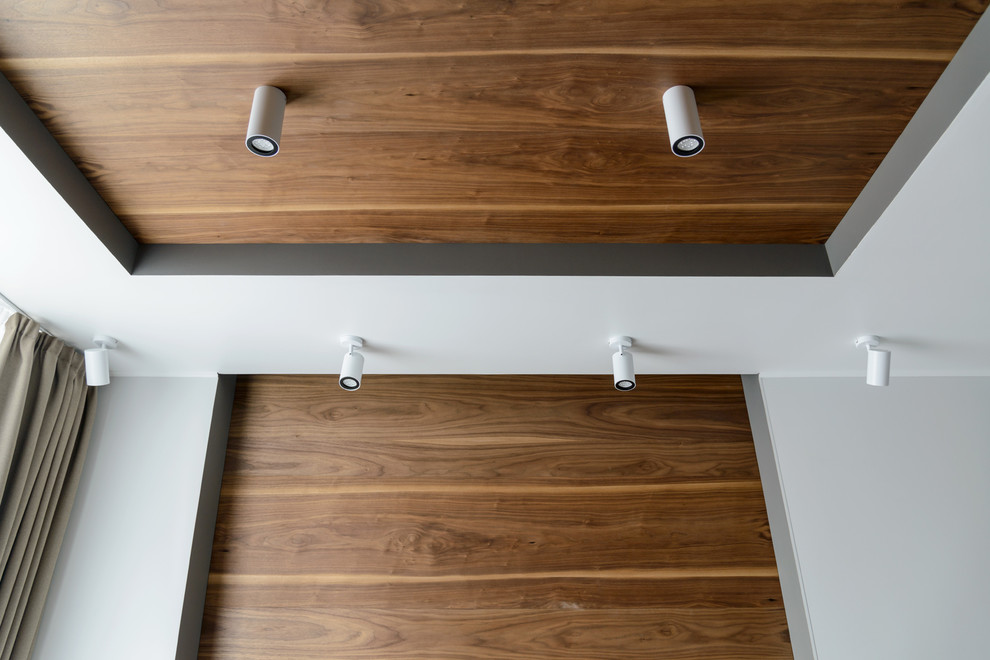 Панно из шпонированных орехом панелей