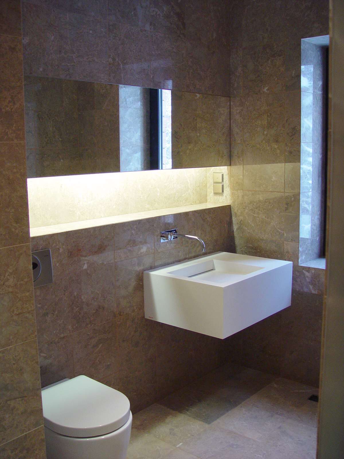 Дом в соснах у пруда