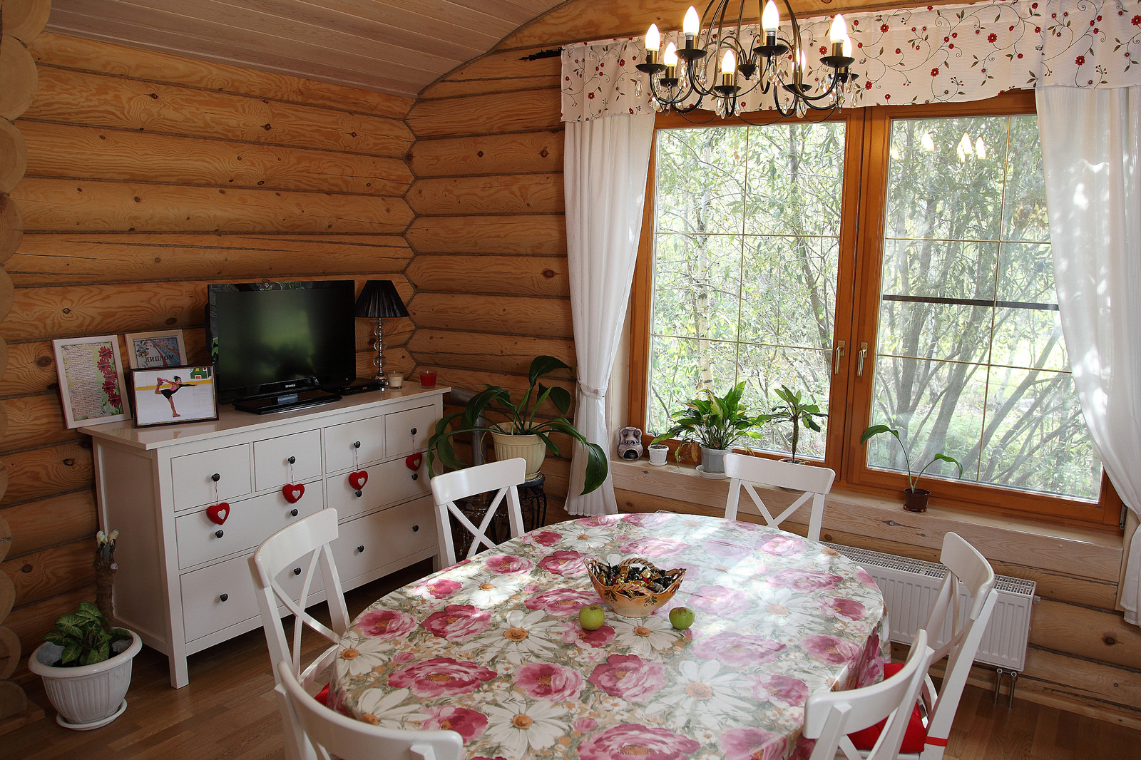 Деревянная баня с бассейном