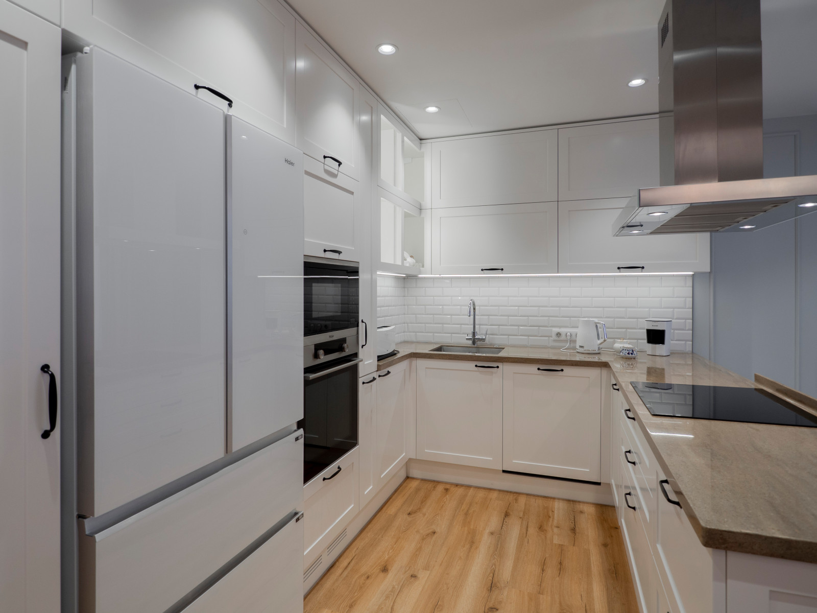 Стильная неоклассическая кухне в белом цвете