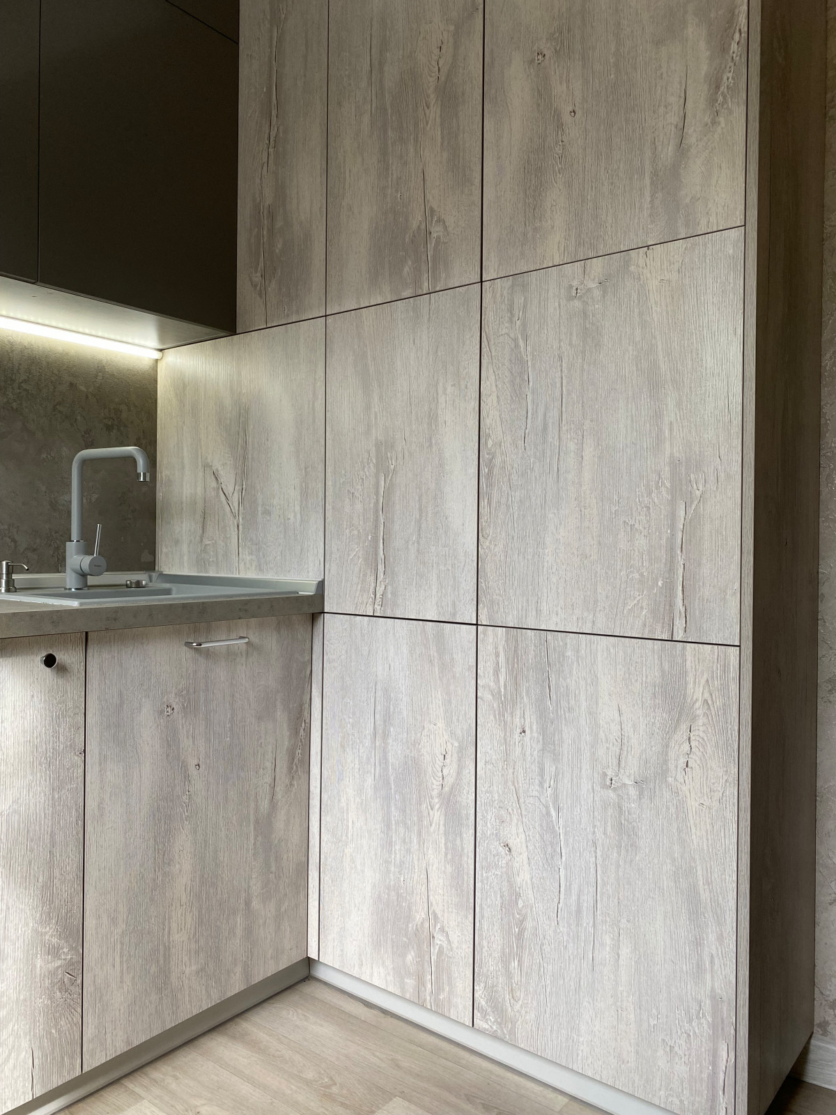 Маленькая угловая встроенная кухня в коричневом и светло-сером цвете