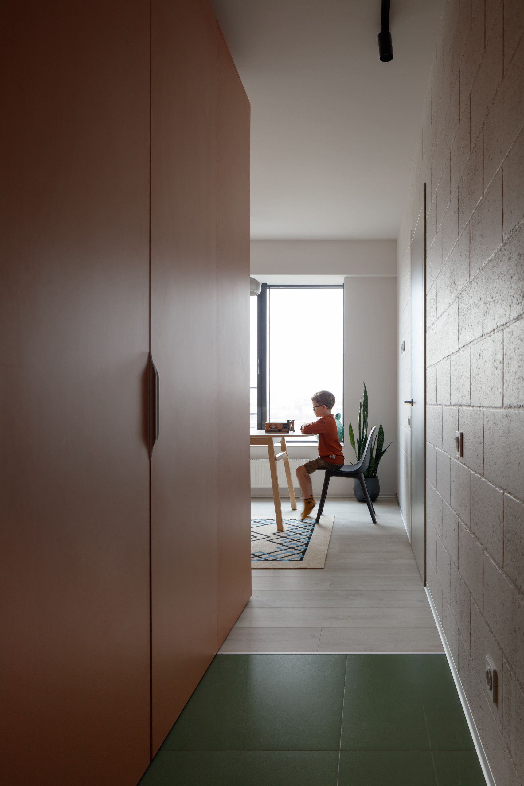 Houzz тур: Квартира с карамельным кубом и «бетонной» панелью ПО-2