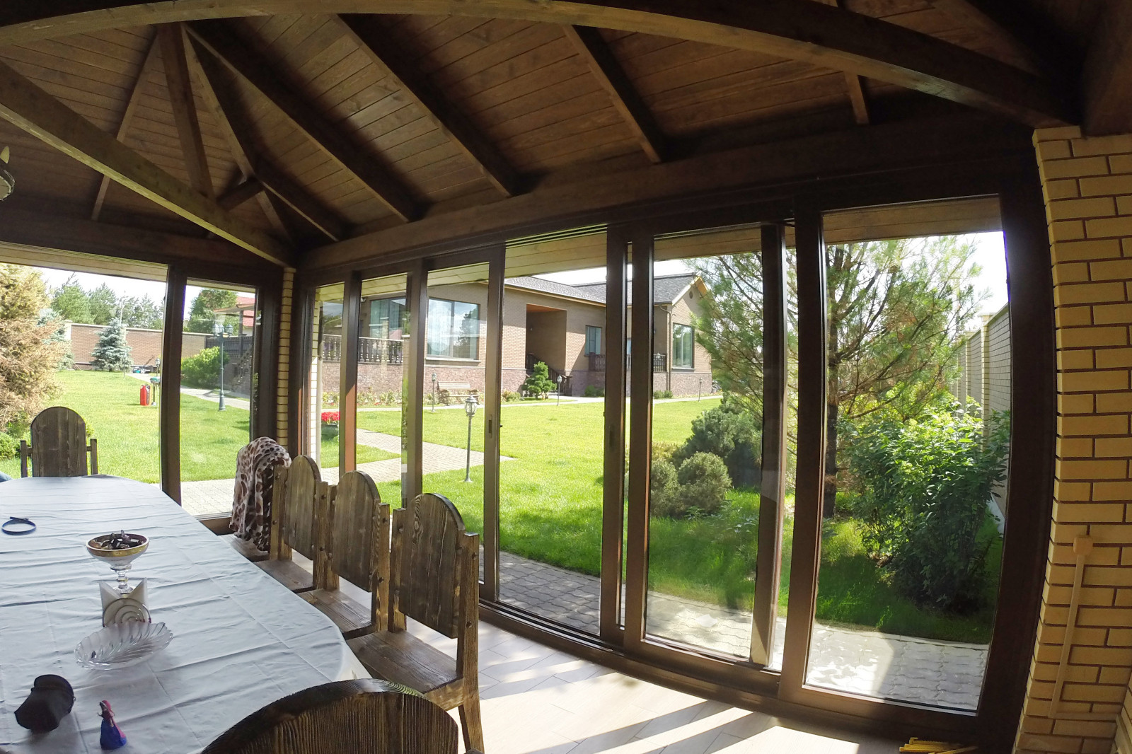 остекление беседки. Алюминиевые подъемно-раздвижные двери