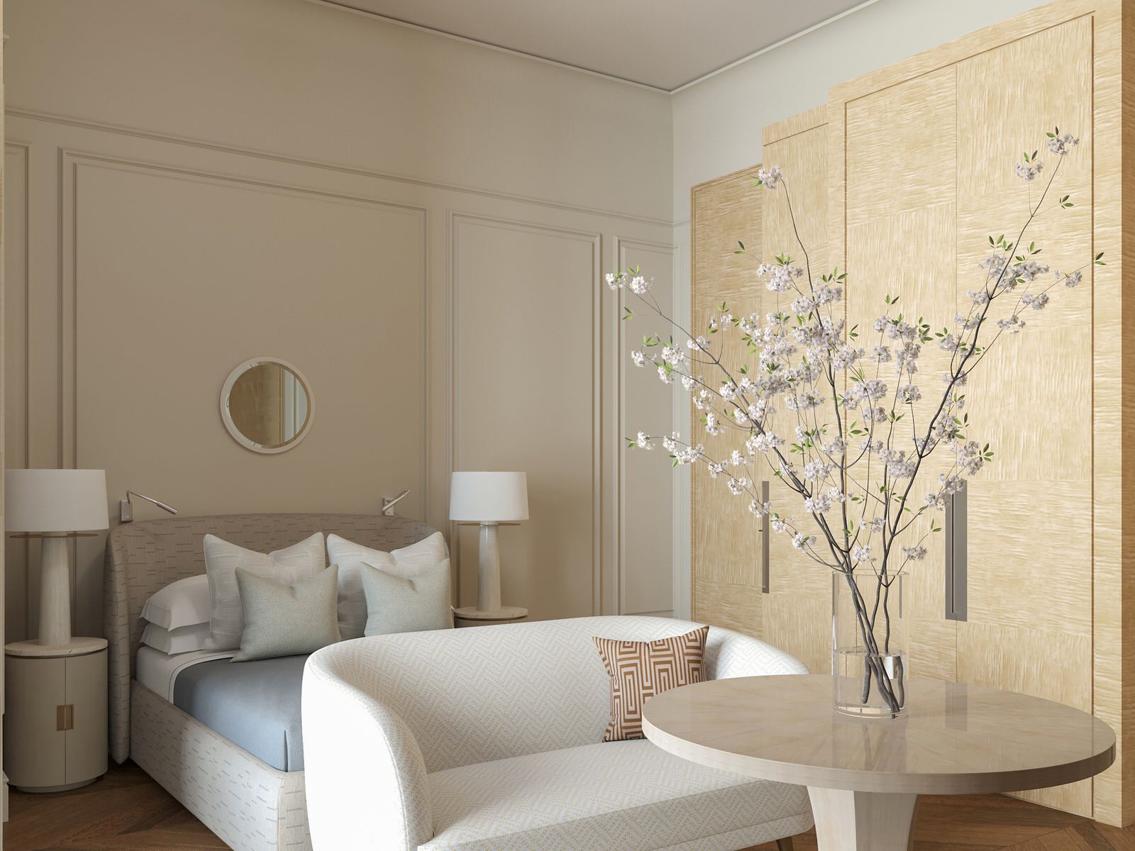 Спальня в доме с арочными окнами.