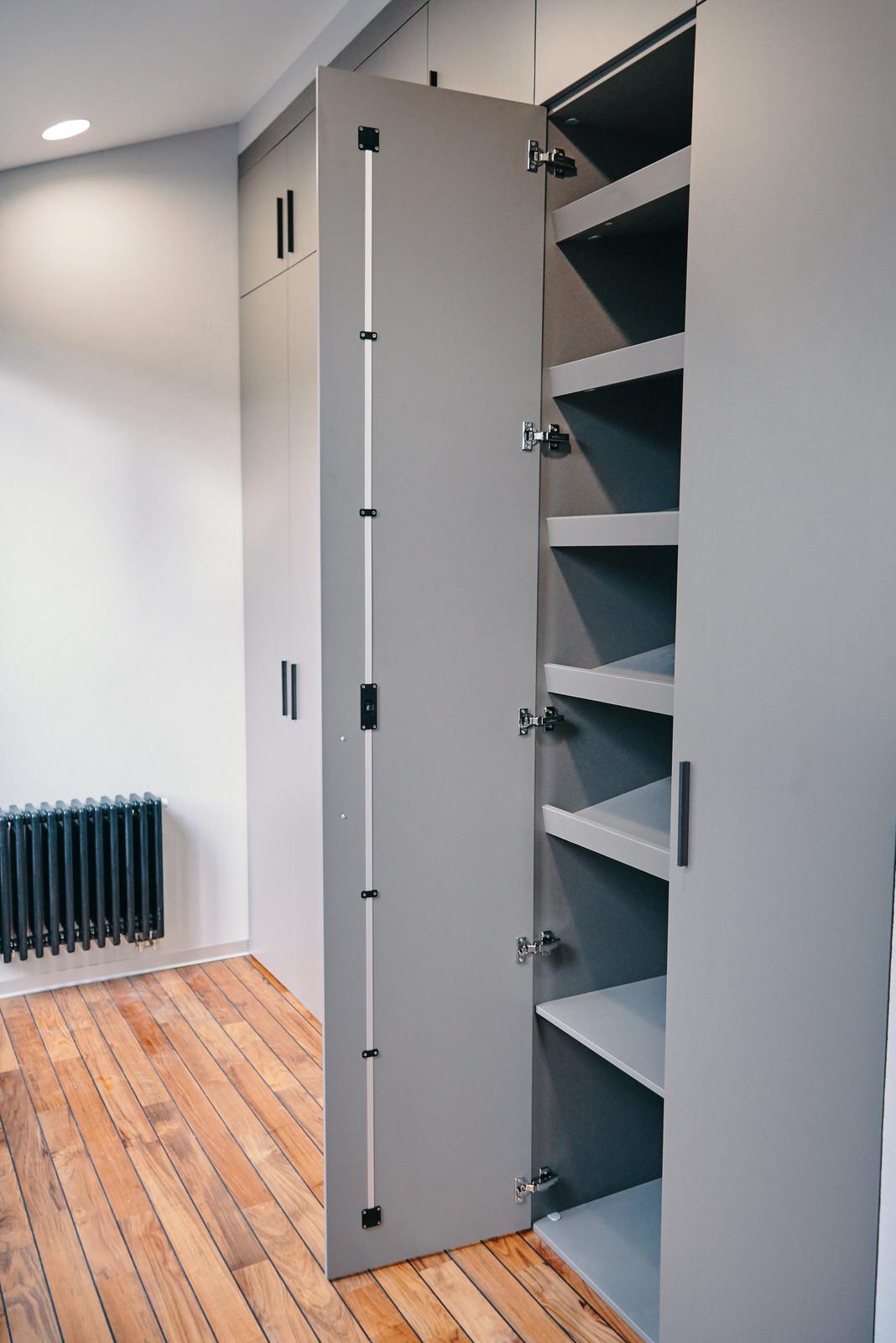 Шкаф распашной raumplus серый