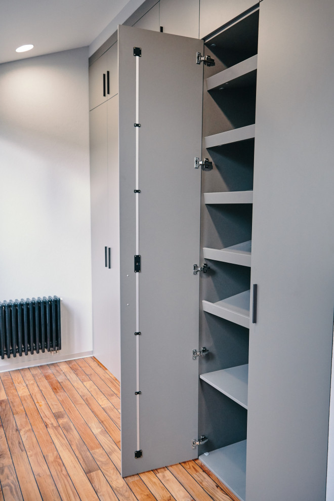 Шкаф распашной raumplus серый