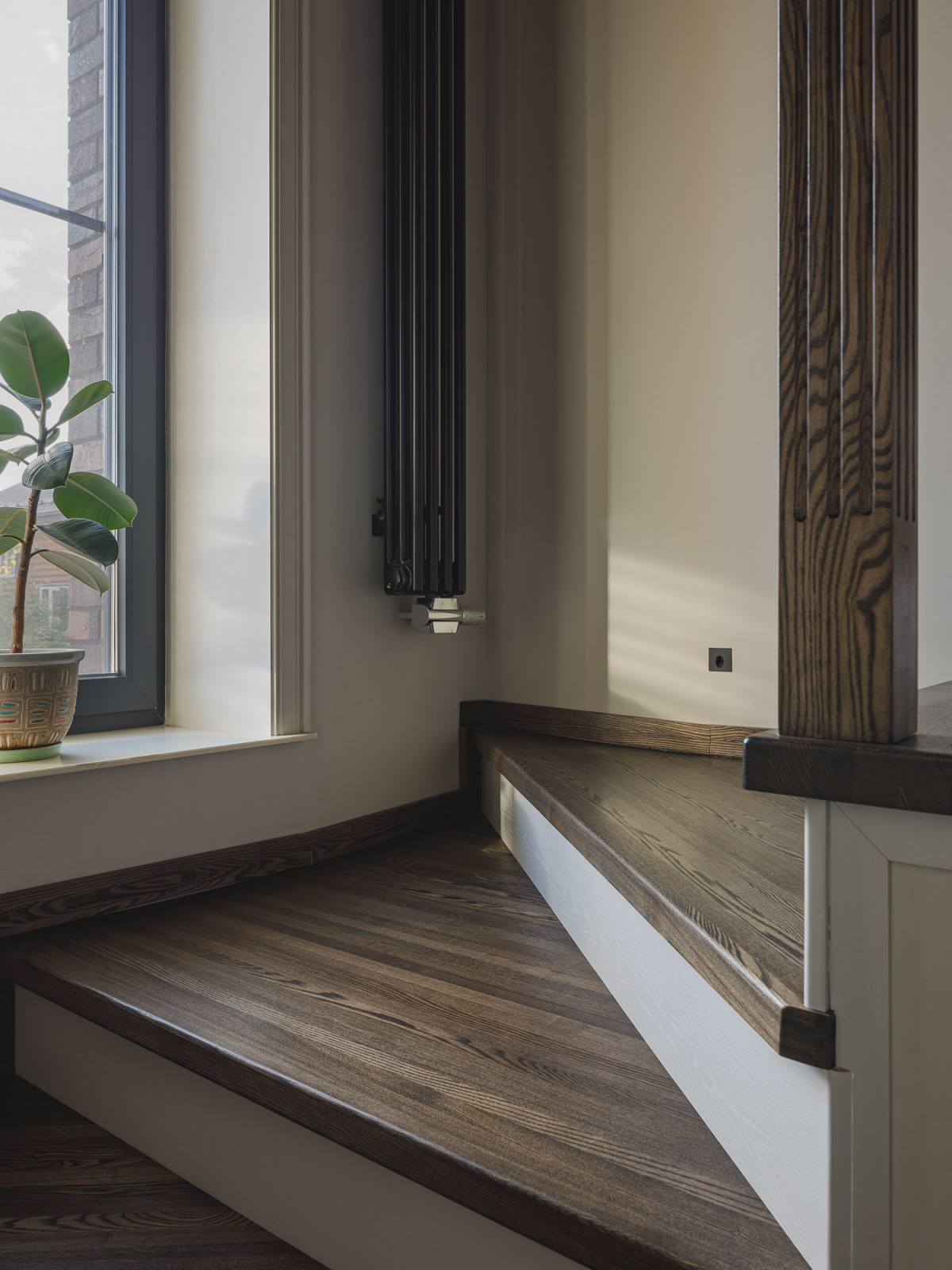 Кухня-гостиная с камином в коттедже Малая Царевщина