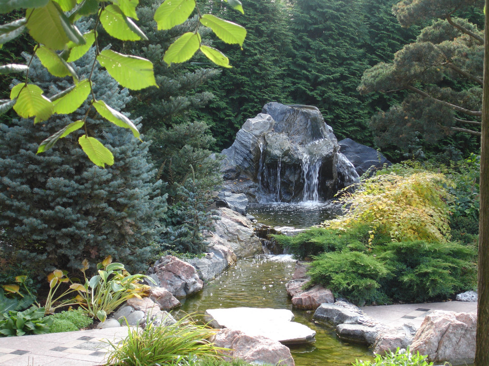 Сад с водопадом. Калчуга 2006 г