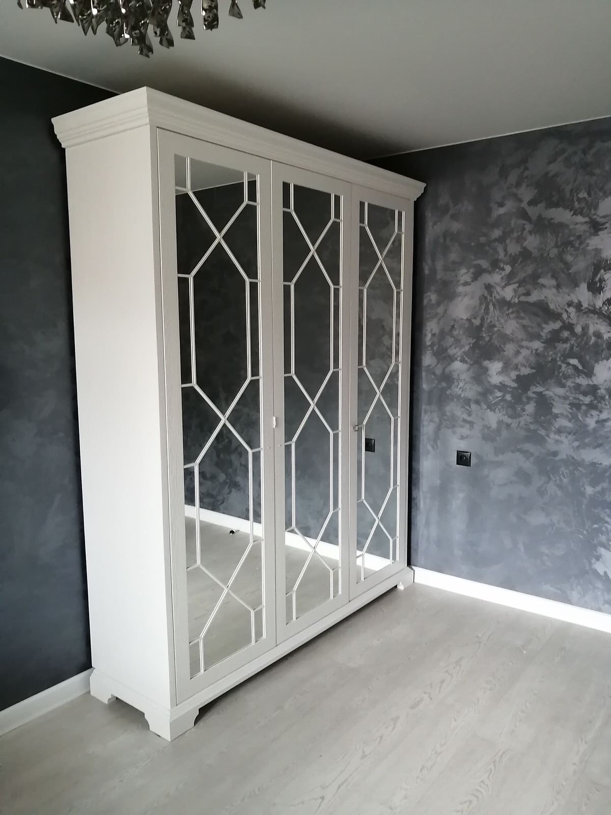 Обложка проекта: Белый шкаф с зеркалами и накладным декором