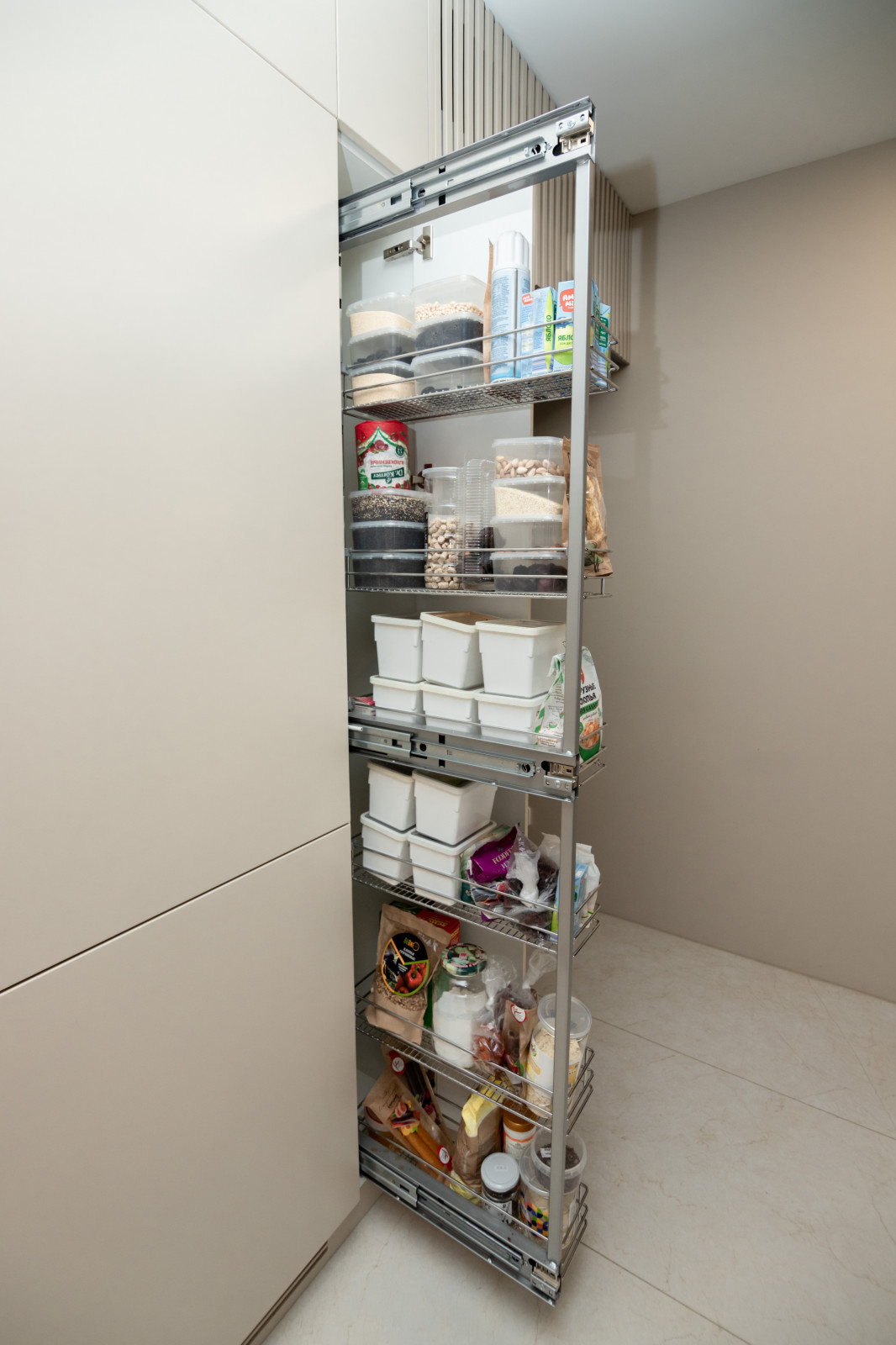 Современная кухня-гостиная с необычной барной стойкой и ТВ-зоной