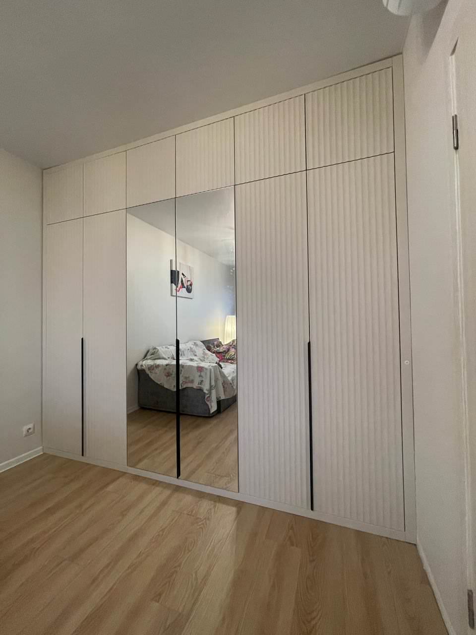 Встроенные распашные шкафы