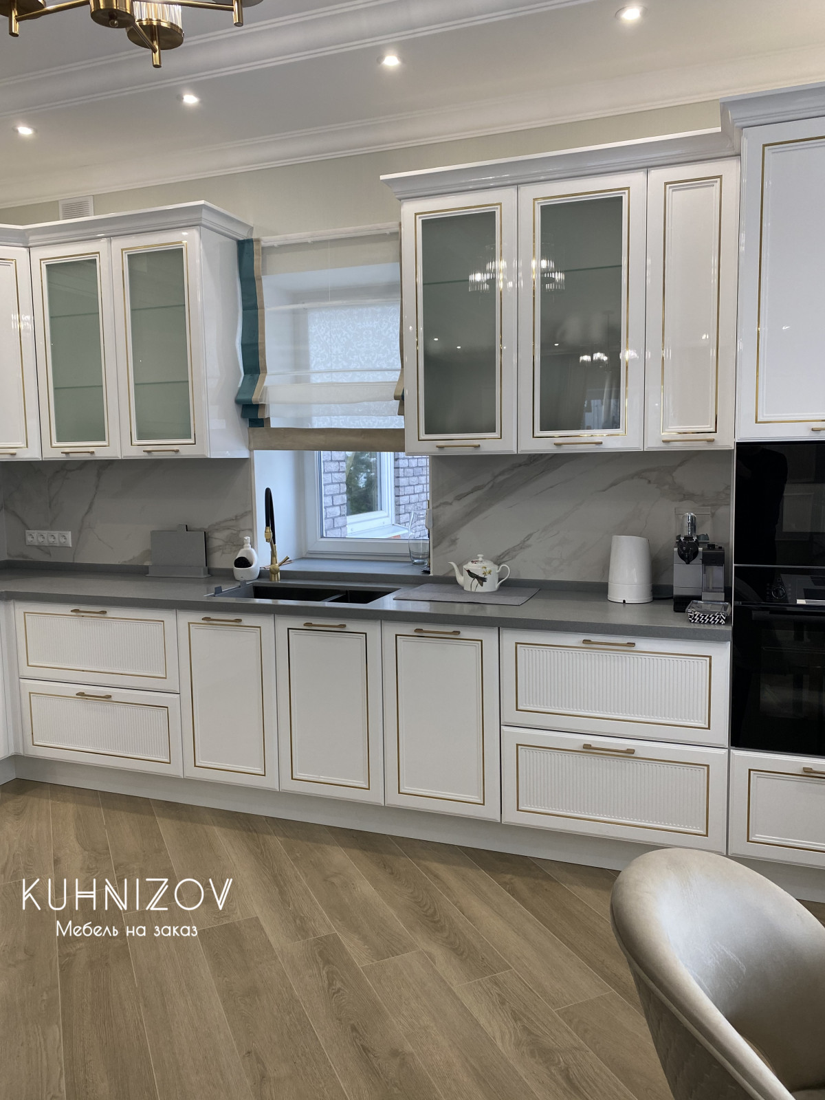 Кухня Аурелия и ТВ зона. Латунь эмаль