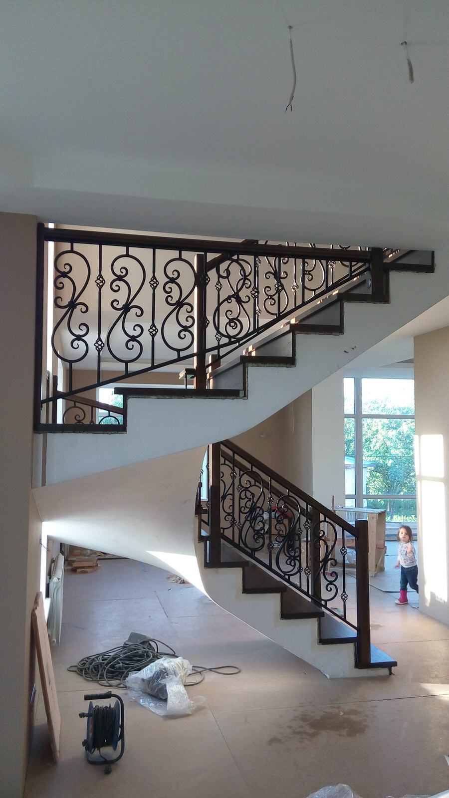 Лестница "в темном" с кованым ограждением (облицовка)