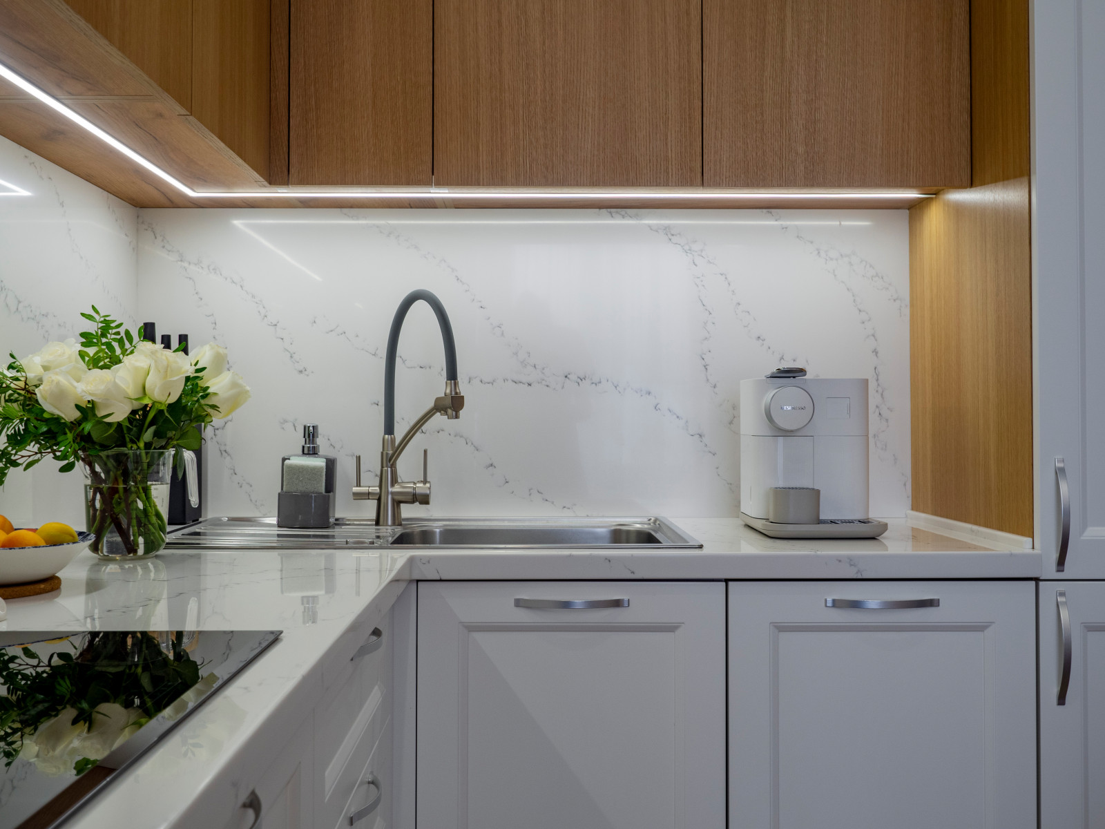 Уютная белая неоклассическая кухня с элементами под дерево