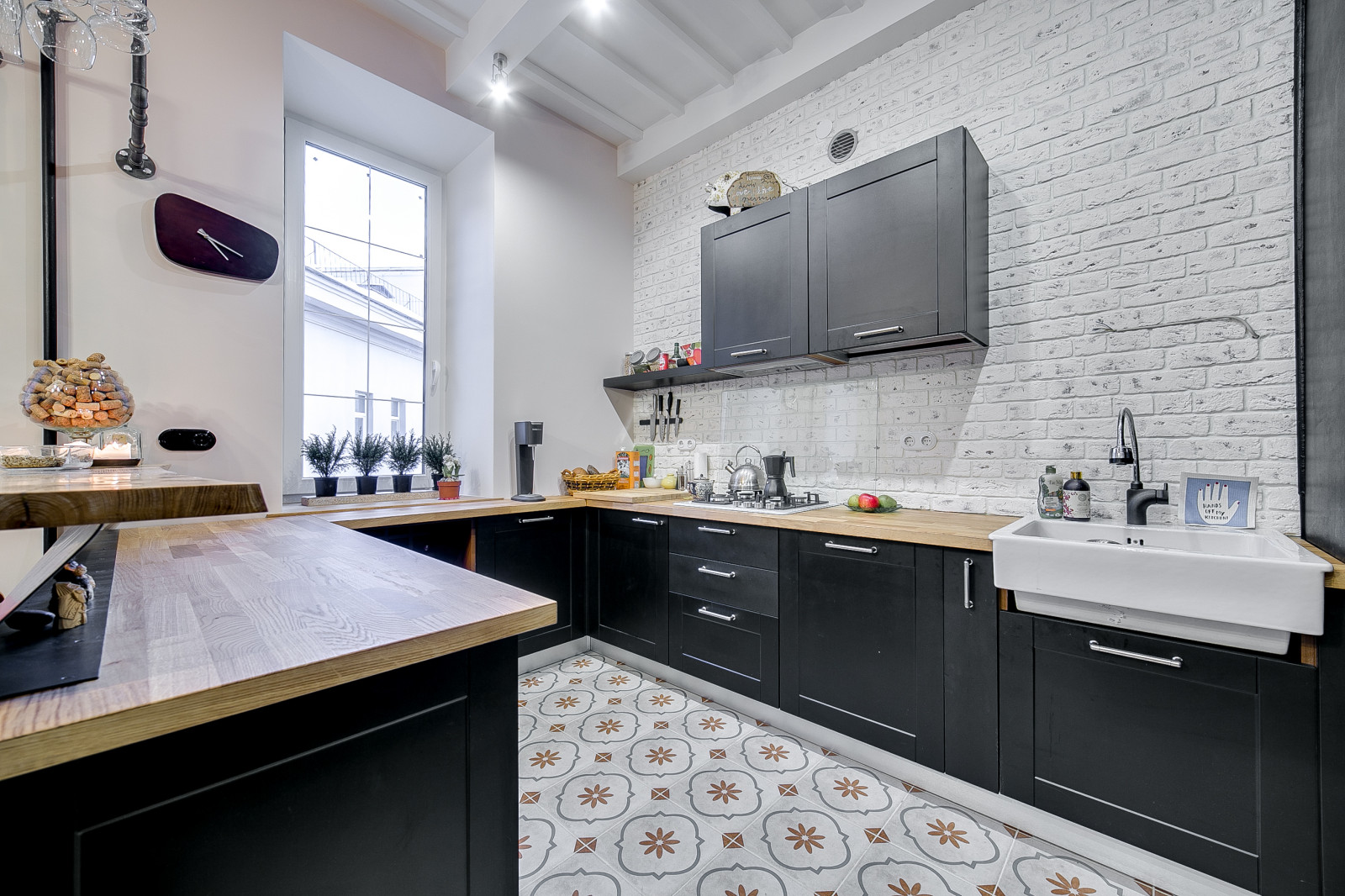 Просторная кухня в стиле лофт