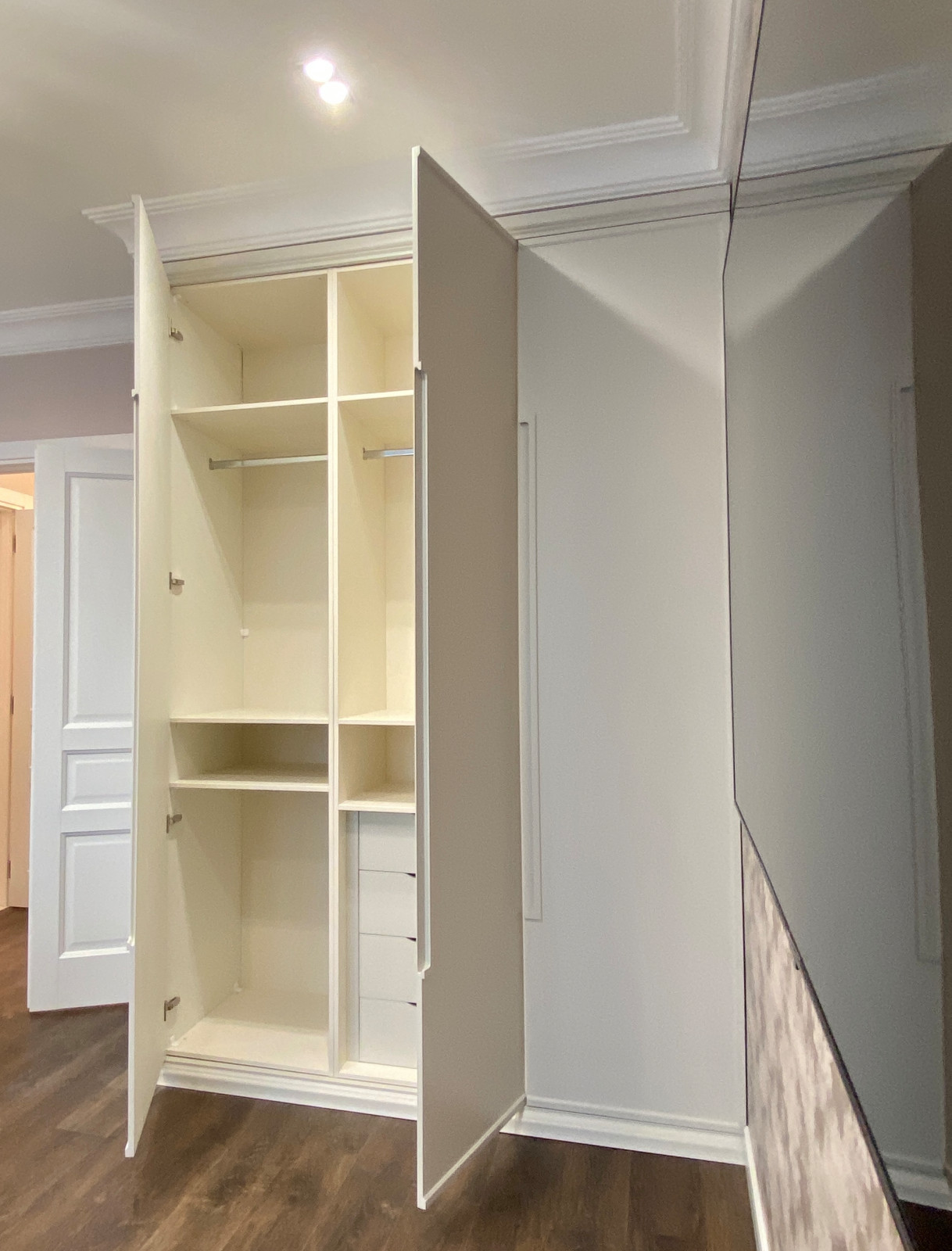 Шкаф распашной, трехдверный.