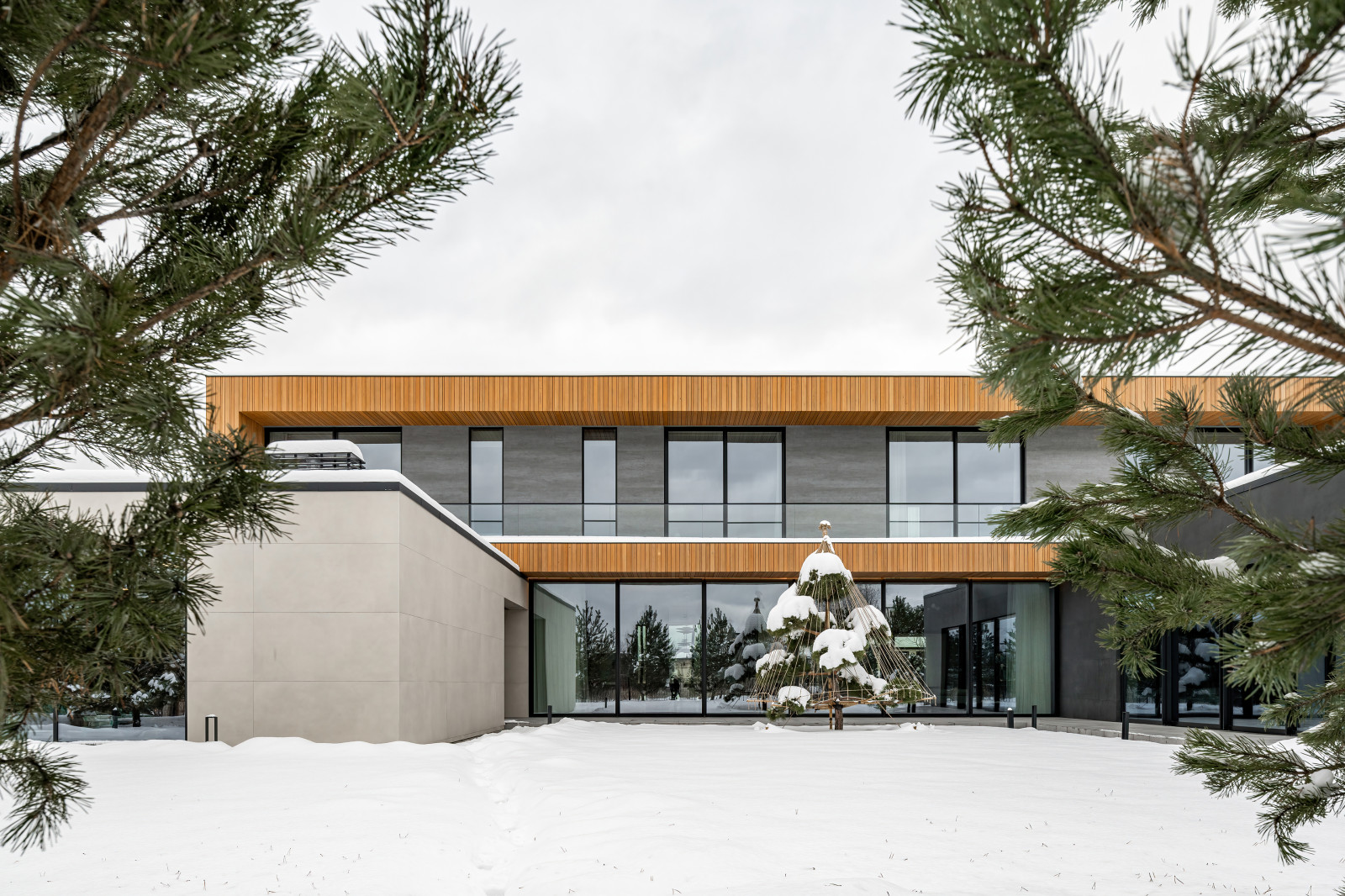 Обложка проекта: Двухэтажный загородный дом в современном стиле с глиняными акцентами