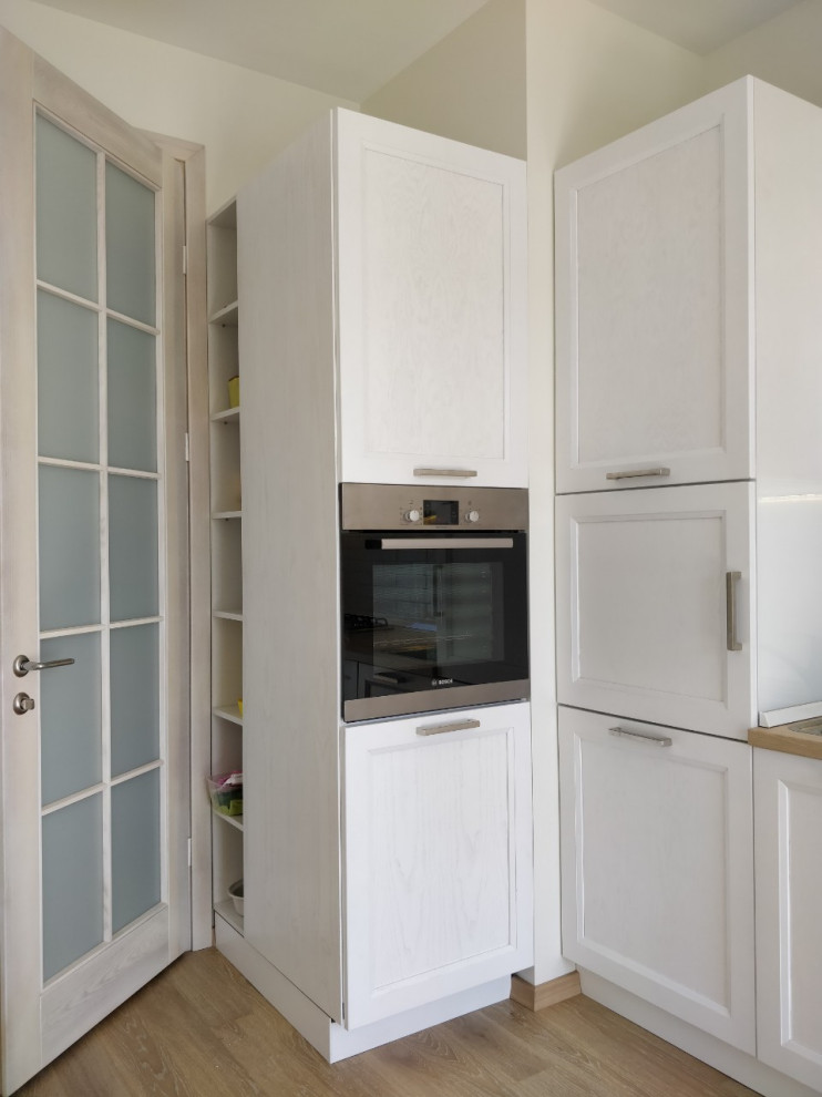 Белая деревянная кухня на берегу Балтийского моря