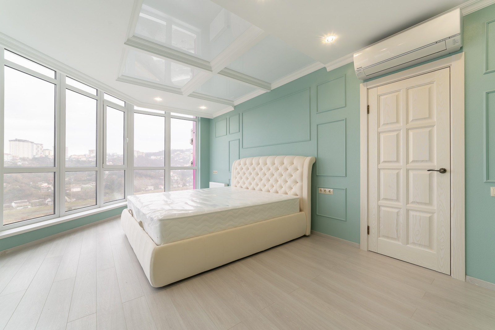 Двух-комнатная квартира в ЖК Раз Два Три (Сочи) в мятных тонах