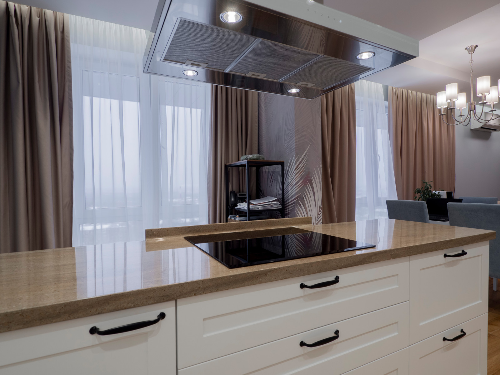 Стильная неоклассическая кухне в белом цвете