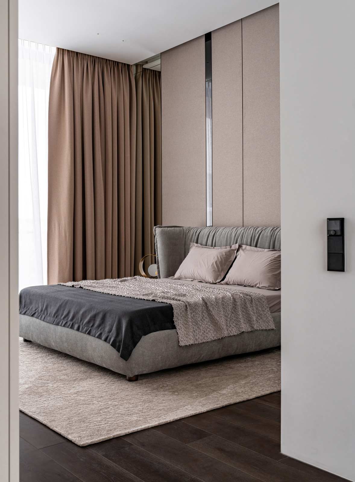 Двухэтажный загородный дом в современном стиле с глиняными акцентами