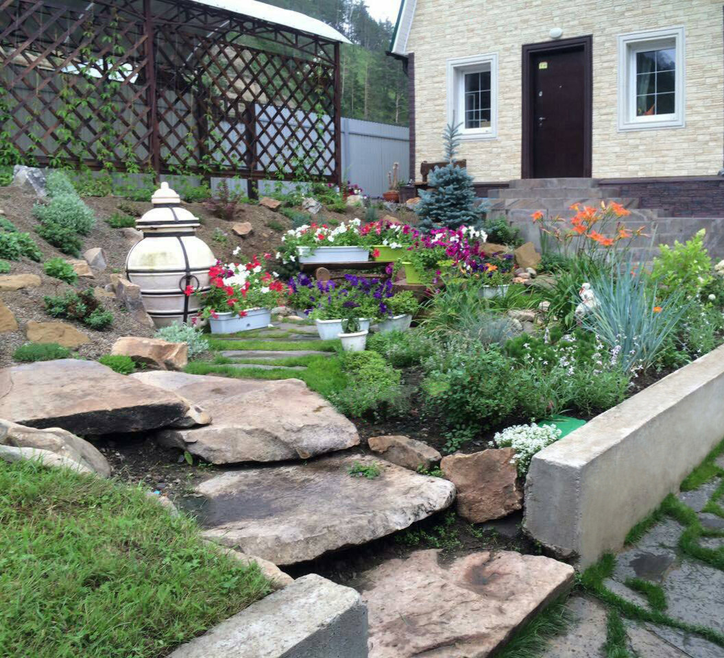 Миниатюрный участок на большом склоне