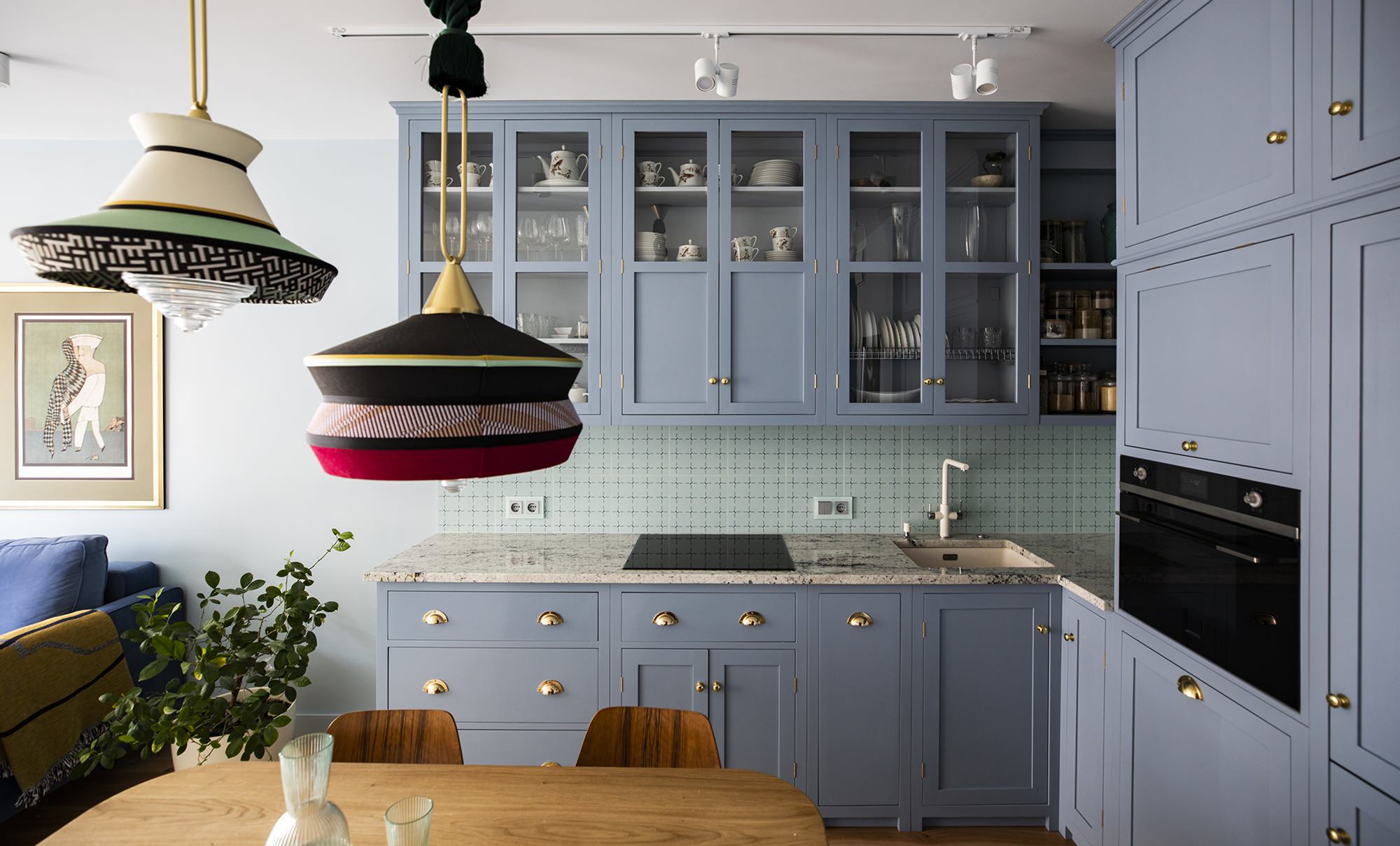 Проект недели: Синяя кухня с винтажными предметами и зайцем