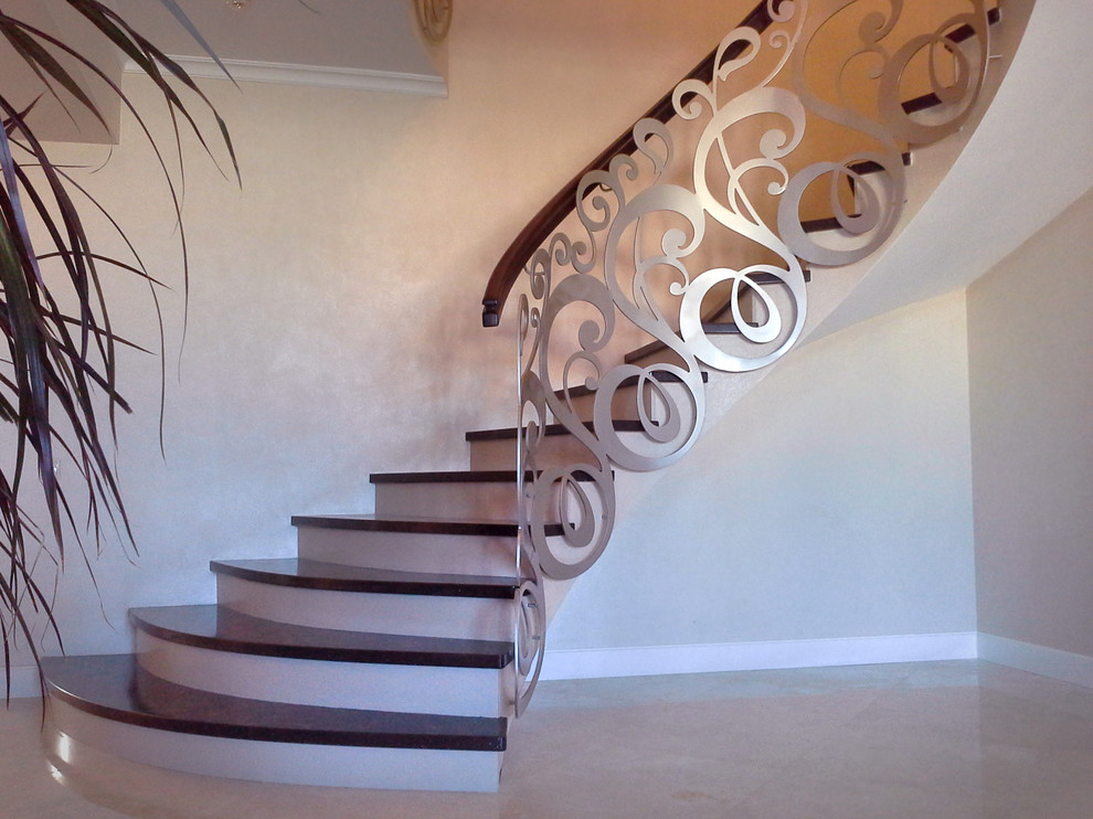 Обложка проекта: Спиральная бетонная лестница с ограждениями лазерной резки