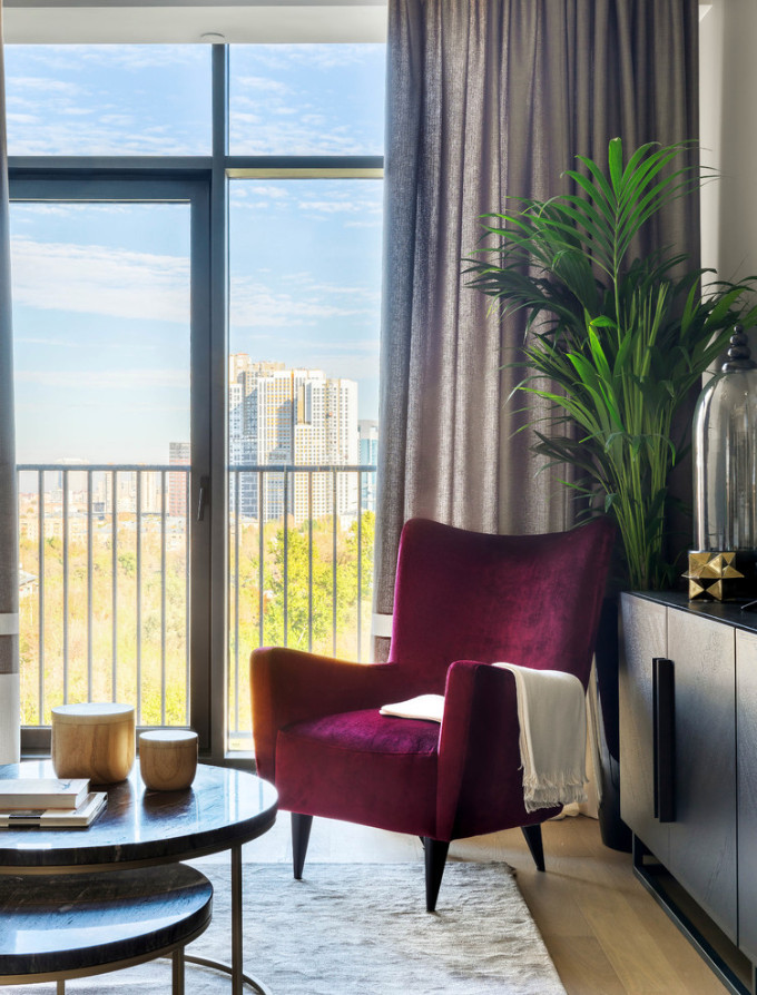 Серые стены и капля бургундского