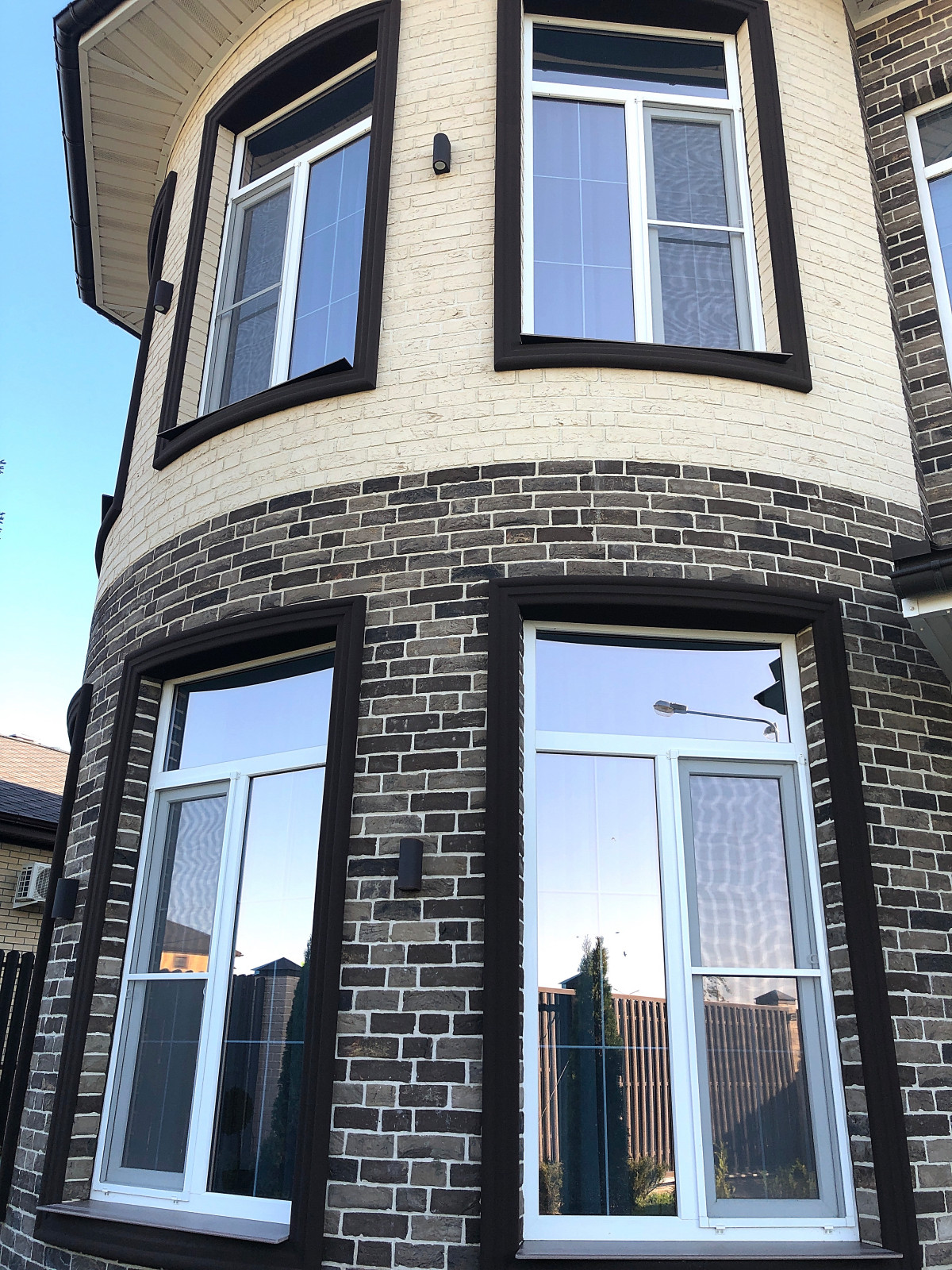 Обрамление окон  и облицовка балкона в классическом стиле