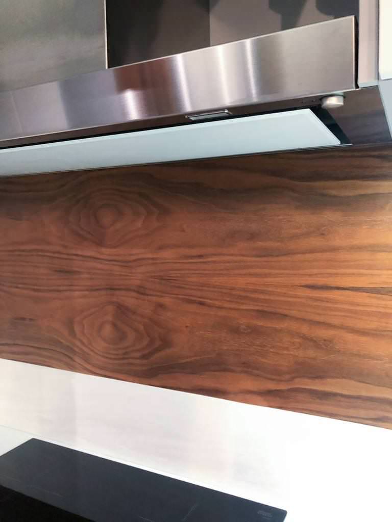 Белая островная кухня с акриловыми фасадами и шпоном в стиле минимализм.