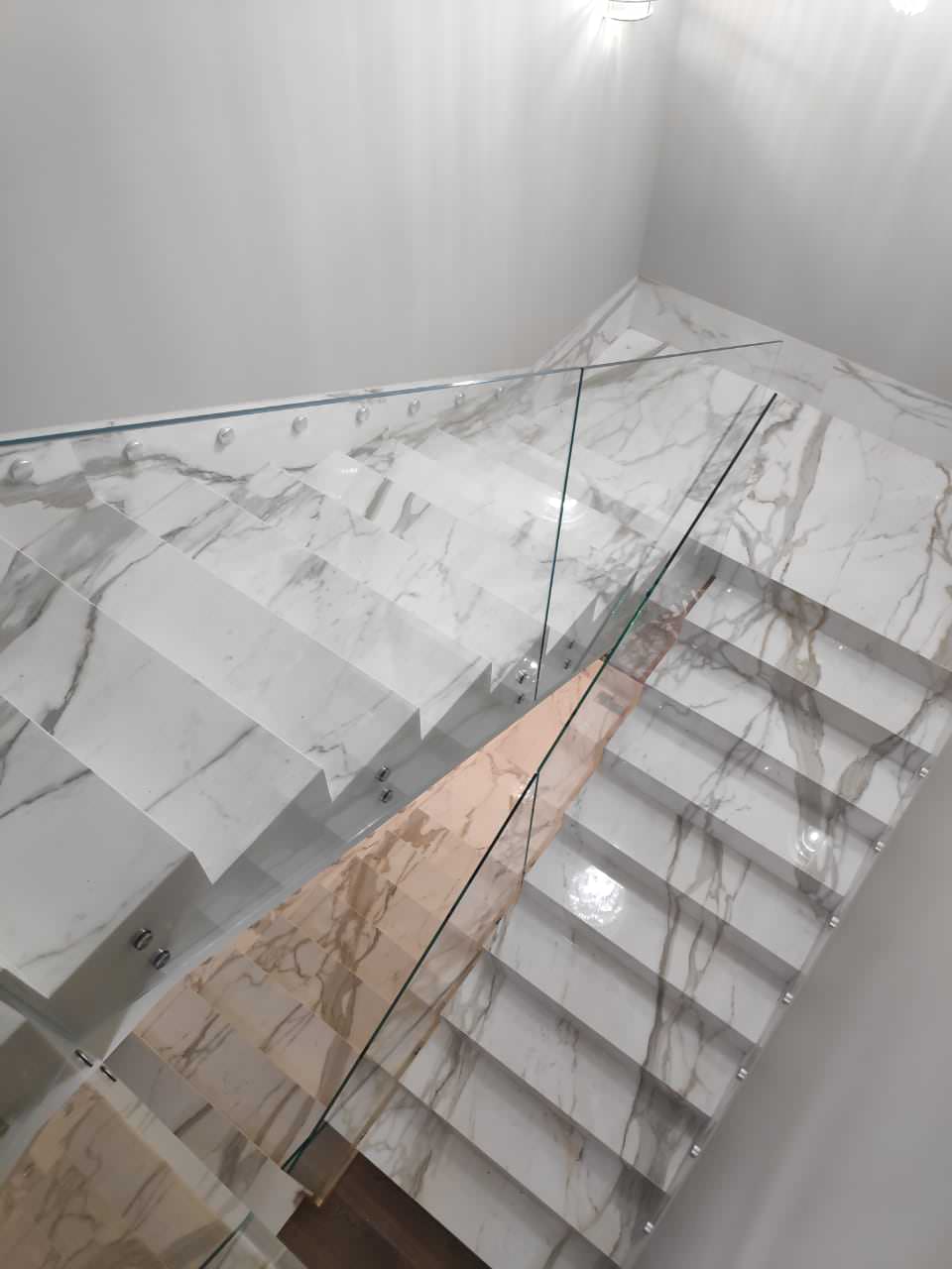 Гранит и стекло - прочность и надежность (2019)