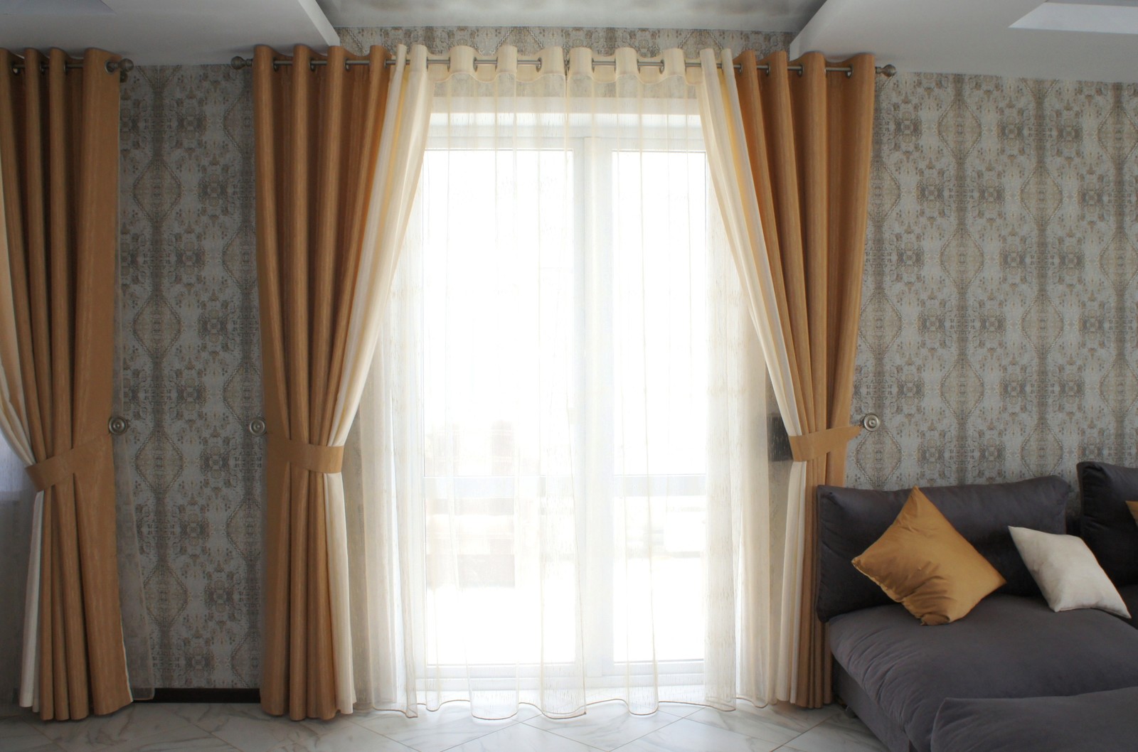 Шторы в стильный загородный дом.