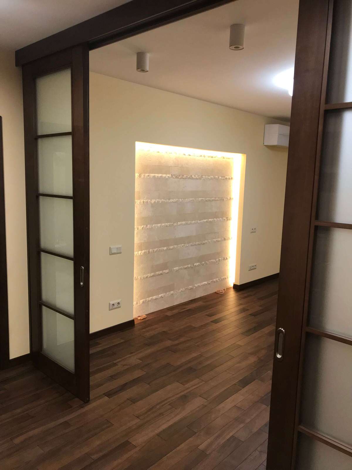 Вид в гостиную из коридора