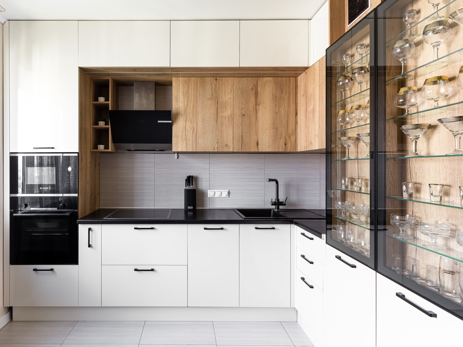 Обложка проекта: Угловая белая кухня с антресолью.