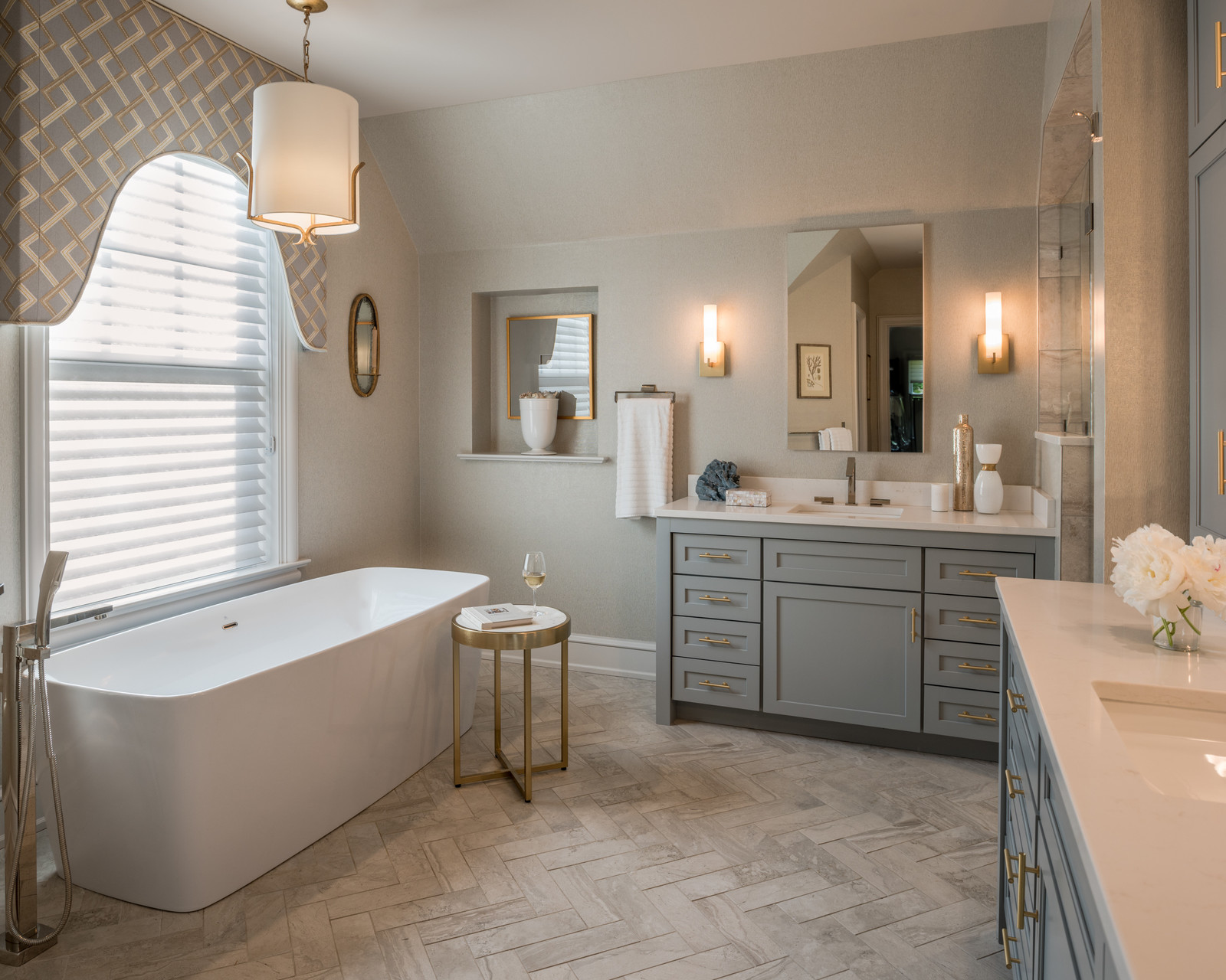 Обложка статьи: Необычные двери: Кому и зачем они нужны