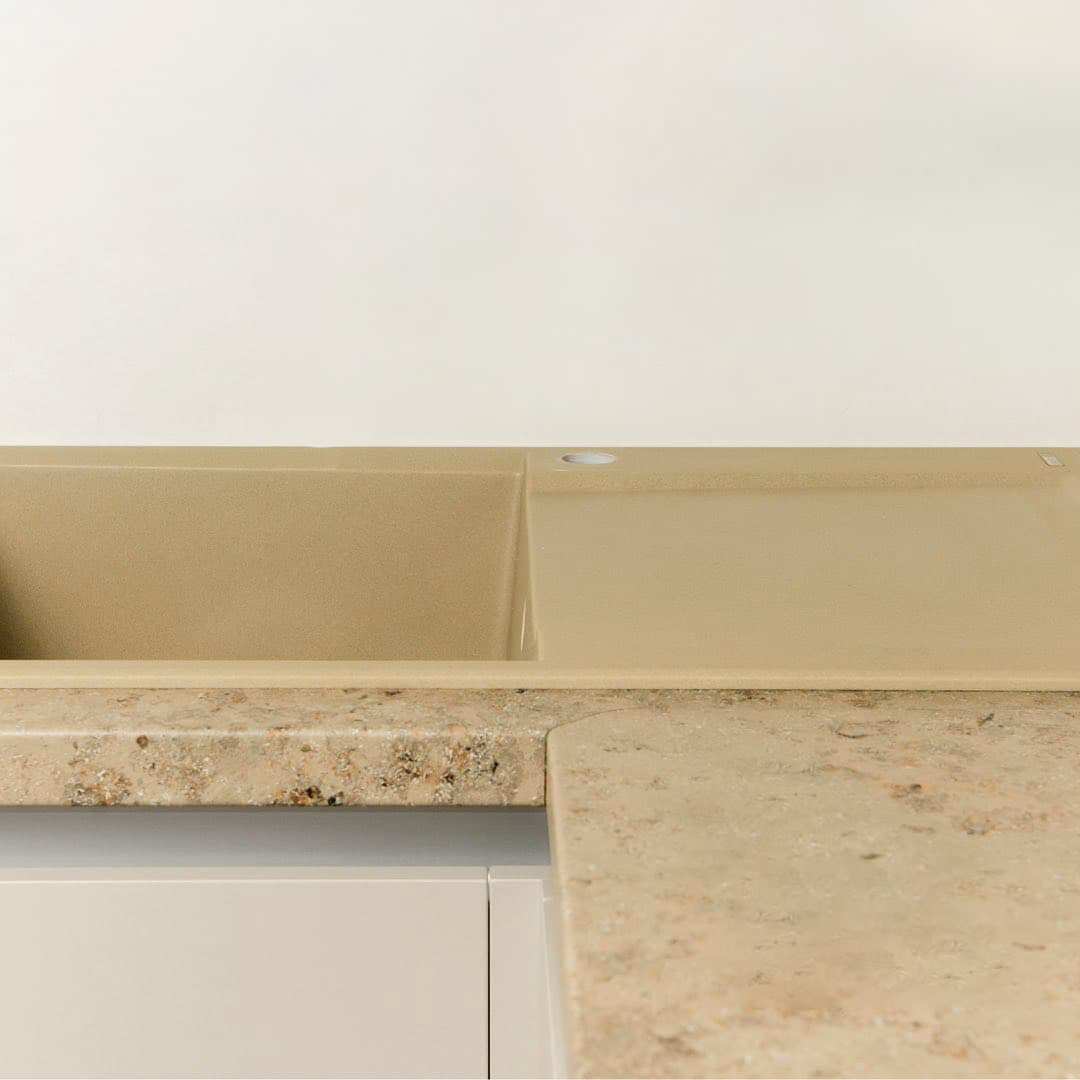 Светлая угловая кухня в теплых оттенках