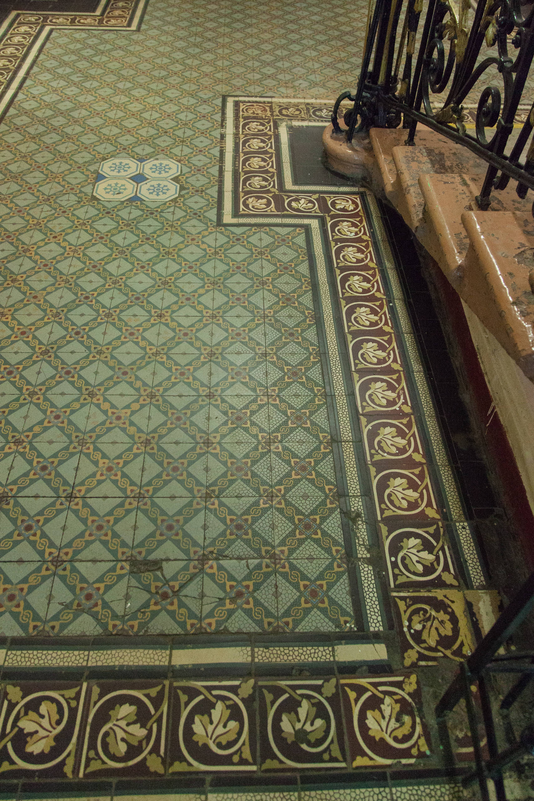 Фотоохота: 24 кадра из парадных доходного Петербурга