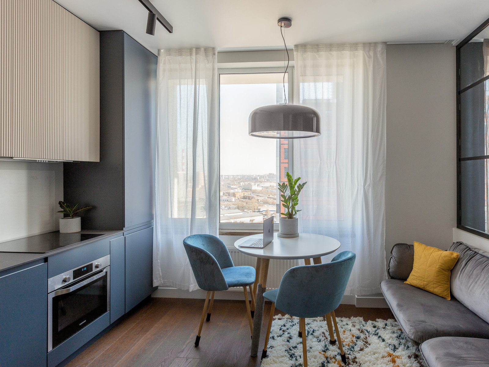 Синяя кухня и шкаф ЖК Преображение