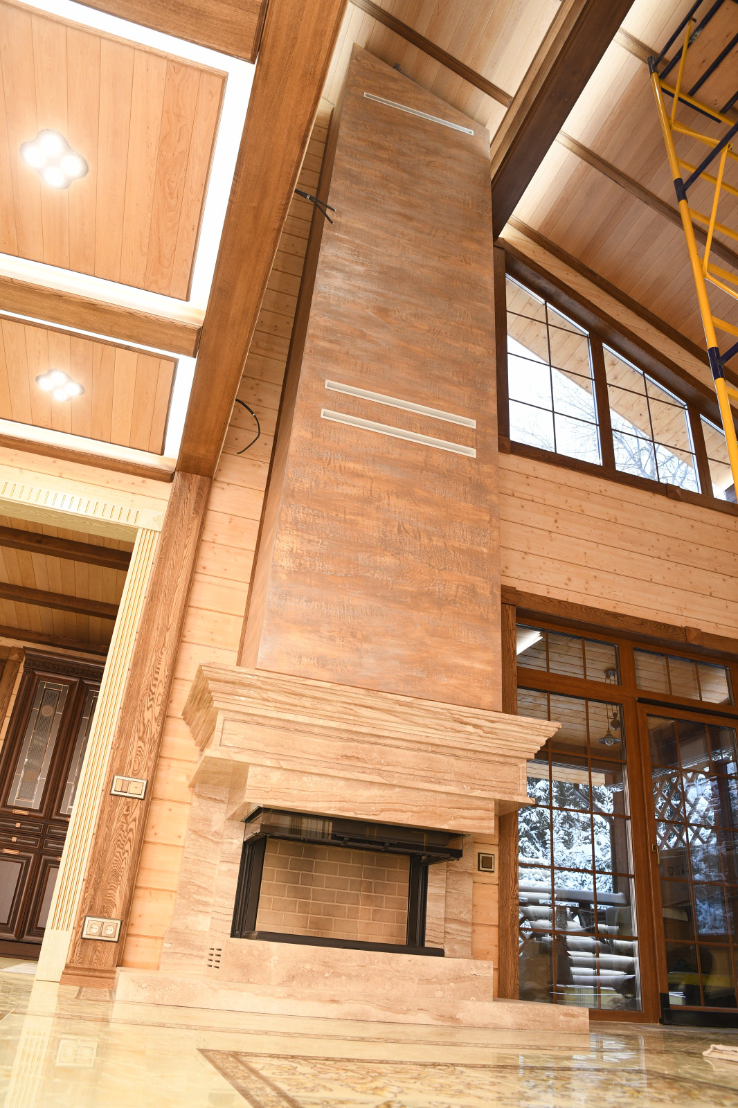 Монтаж дровяного камина с мраморной облицовкой