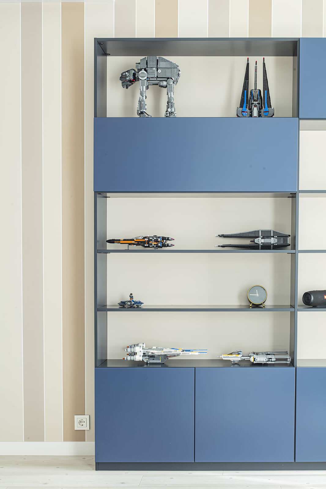 Обложка проекта: Большой красивый белый дом