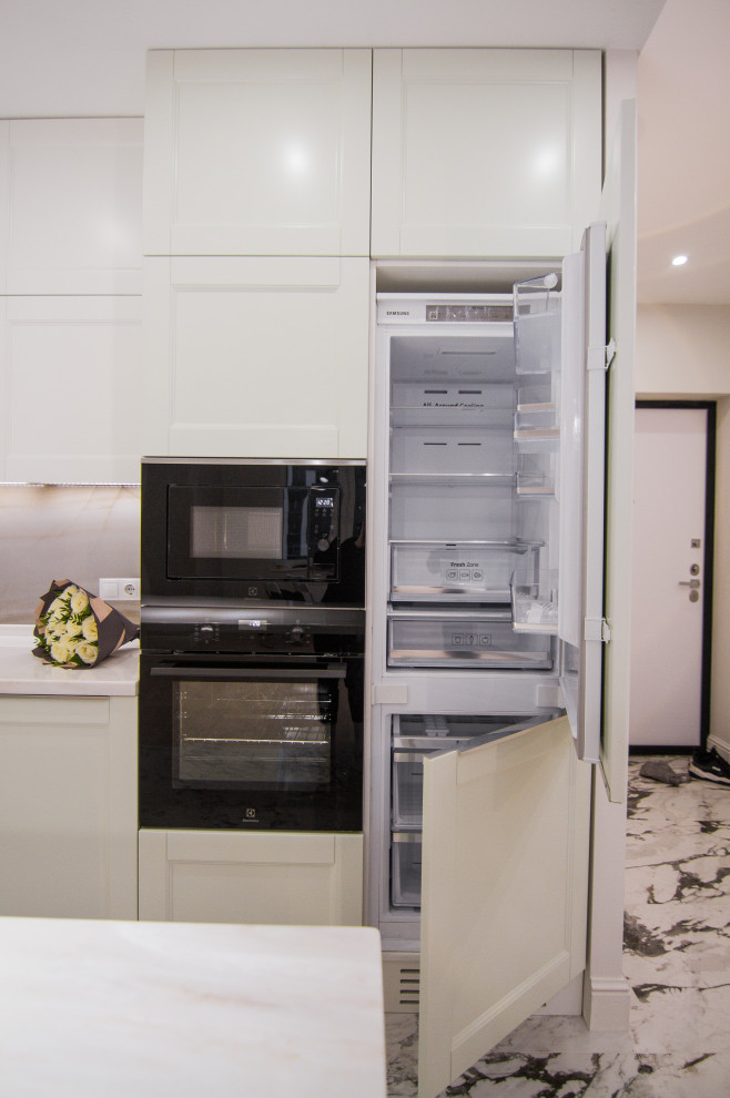 Минималистичная белая кухня с барной стойкой