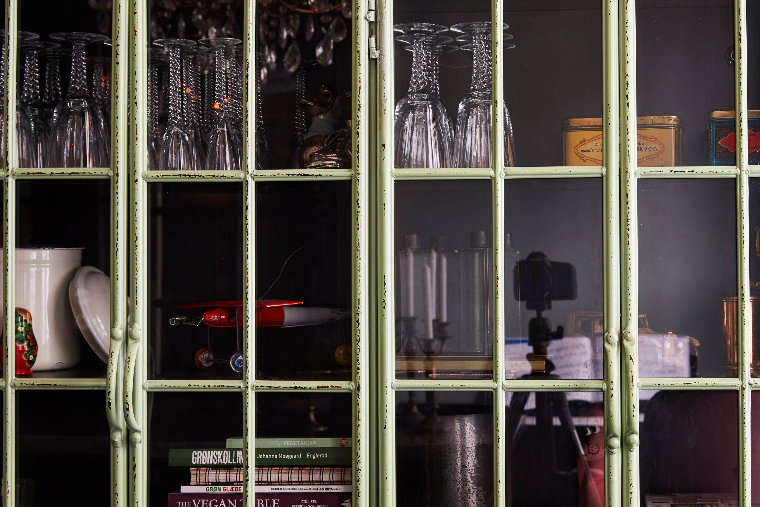 Houzz Дания: Квартира в темных тонах с золотым узором на потолке