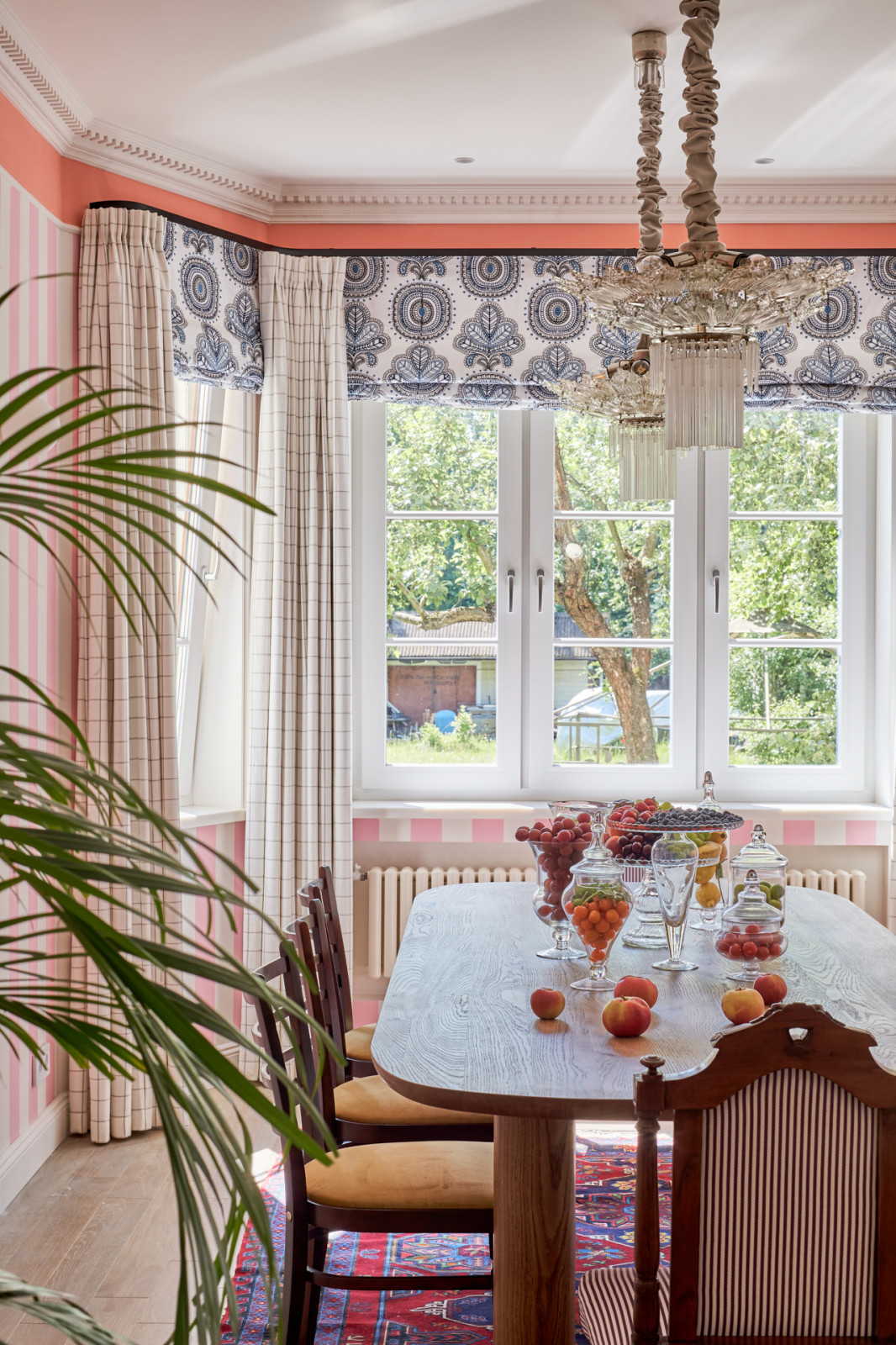 Столовая и кухня в розовую полоску