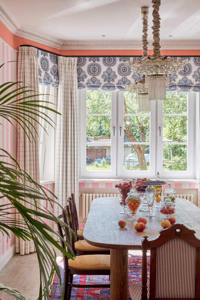 Столовая и кухня в розовую полоску