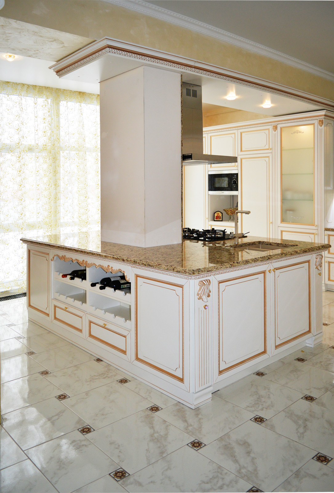 Роскошная классика. Большая кухня с функциональной рабочей зоной в центре.