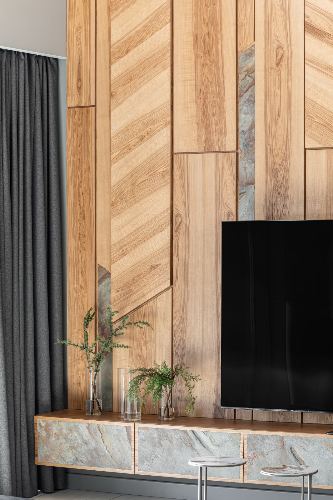 Камень внизу, дерево вверху.